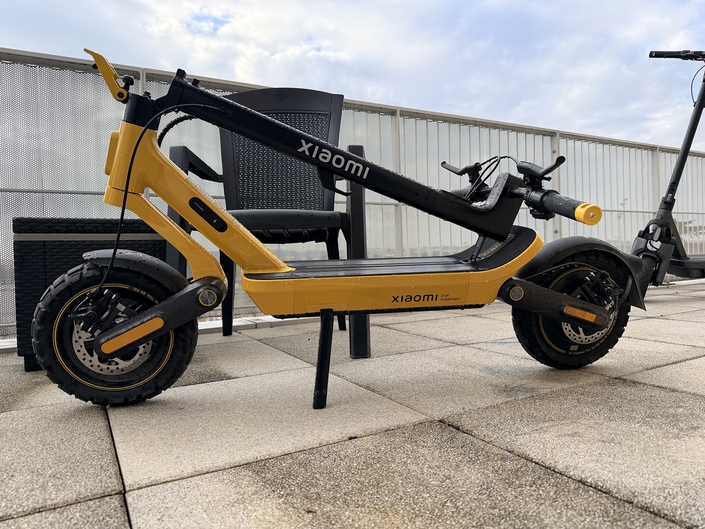 Oui, les trottinettes modernes peuvent prendre la sauce et même rouler dans les flaques d’eau.