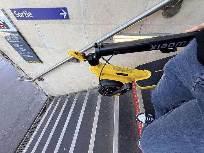 Dans les escaliers, ça nécessitera vos 2 mains pour stabiliser la bête.