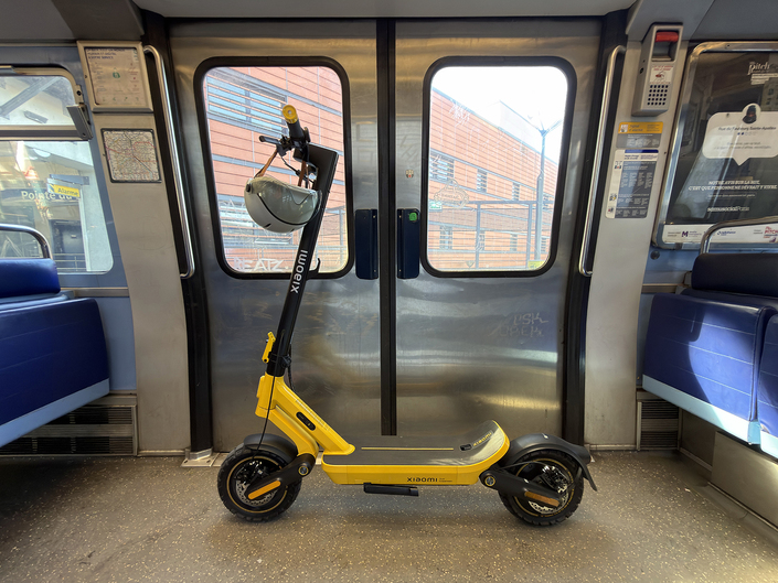 Photo réalisée pour les besoins du test. Il n’est même pas possible de caser le deck sous les strapontins de gauche comme d’autres modèles plus compacts le permettent.