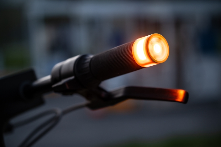 Les clignotants sont surtout visibles de nuit. Et pas de mode warning, dommage.