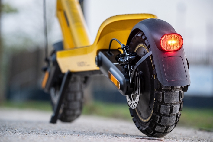 Le feu de stop est installé d’office sur toutes les trottinettes, quand il reste facultatif sur les vélos électriques.