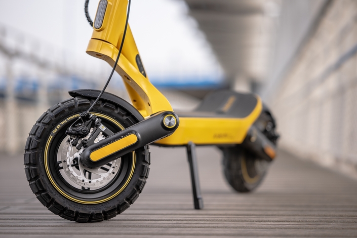 Les freins manquent de mordant. Ce sont des disques mécaniques et non hydrauliques.