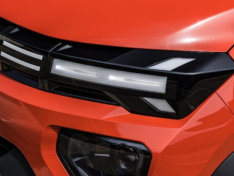 En phase 3, c’est l’apparition de la signature lumineuse en forme de flèche.