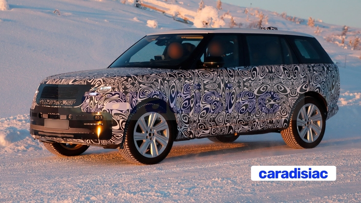 Lumière rasante pour le Land Rover Range Rover restylé qui profite de la neige de Scandinavie pour poursuivre ses essais. Le modèle apparaît avec une face avant modifiée au niveau des projecteurs, de la calandre et du bouclier.