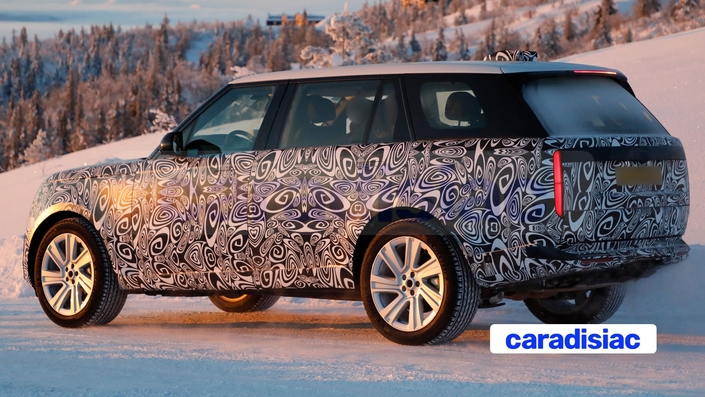 Il est encore trop tôt pour se faire une idée définitive sur ce que sera ce Range Rover restylé qui arrive en 2027. Ceci en raison des adhésifs qui recouvrent le prototype vu près du cercle arctique. On sait en revanche que celui-ci va rester pendant de longues années au catalogue aux côtés du nouveau modèle électrique.