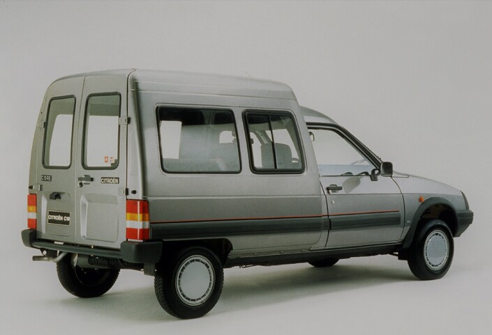 En 1991, enfin le Citroën C15 se dote d'une version familiale, dotée de places arrière. Le look typé utilitaire entravera le succès de cette variante, ici dotée des doubles portes arrières, plus pratiques que le battant unique.