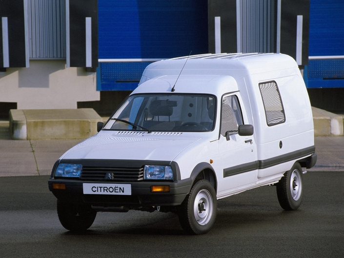 L'avant modifié du Citroën C15 de 1992, avec le logo central. Notez les grosses protections latérales. 