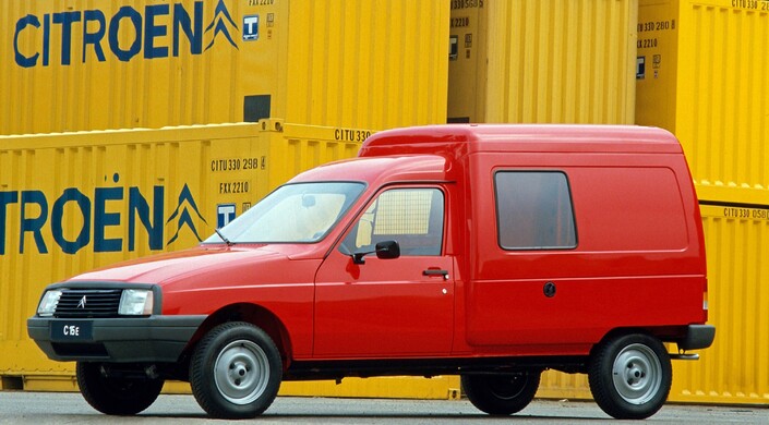 A sa sortie fin 1984, le Citroën C15 essence conserve des passages de roue sans élargisseurs en plastique.
