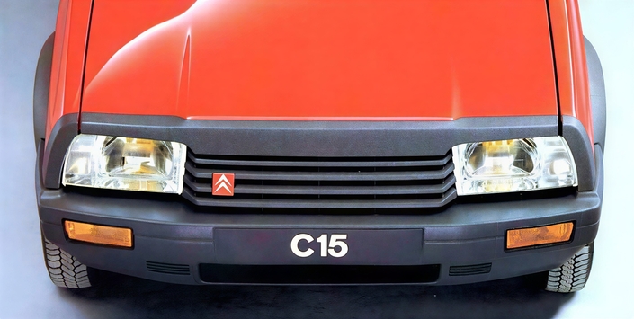 En 1989, la face avant du C15 est modifiée : projecteurs modifiés, nouvelle grille de calandre, clignotants déplacés sur le bouclier.