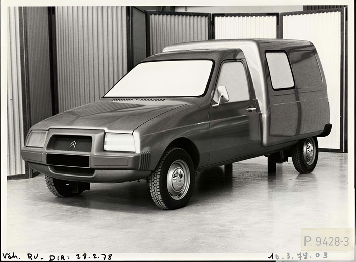 Dès 1977, on commence à travailler sur le C15. Ici, une maquette de février 1978, avec le fameux groin de la Visa de première génération.