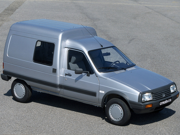 Apparue en 1995, la version Club du Citroën C15 se veut bien plus civilisée, incluant notamment une direction assistée.