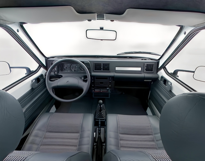 La planche de bord du Citroën C15 reste celle de la Visa, comportement notamment du plastique rembourré ! Mais l'assemblage demeure lâche. Ici, il y a même des vitres électriques !