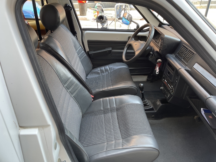 Les sièges prodiguent un confort certain, mais ils ne reculent pas assez loin, sur le Citroën C15, ici un exemplaire de 2005.