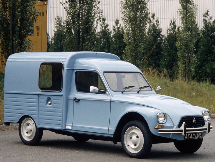 En 1977, l'Acadiane succède à la 2CV fourgonnette dont elle n'est qu'une évolution légèrement moins spartiate.