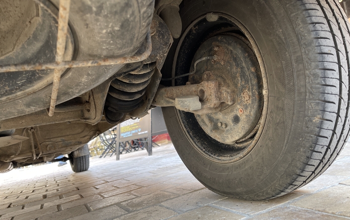 Surveillez l'état des bras de suspension arrière sur le Citroën C15, sujets à des variations de géométrie pour cause de roulements usés.