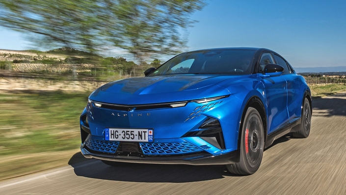 Un SUV chez Alpine, cela peut choquer. Mais l’Alpine A390 a cependant la fibre sportive et malgré ses deux tonnes sur la balance, il est plus agile que prévu. © Alpine