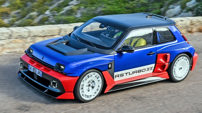 Seulement 1 980 exemplaires de cette auto seront produits. La R5 Turbo 3E est rare et elle est également exclusive en raison de son tarif élevé : 160 000 €. Pour ce prix, vous aurez droit à une vraie propulsion de 555 ch, dont le poids est contenu à 1 450 kg. © Renault