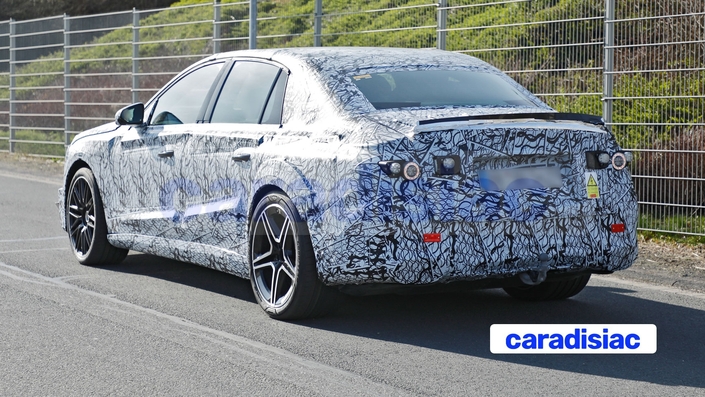 La Mercedes-AMG Classe E EQ devrait disposer d’une puissance d’environ 900 ch afin de combler les conducteurs sportifs. Et la future Mercedes-AMG Classe EQ sera sans doute très performante, et cela malgré un poids élevé dû à la présence d’une batterie de forte capacité.