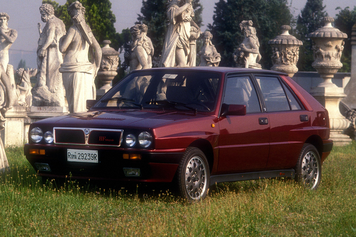 Fin 1987 apparaît la première Lancia Delta Integrale, notable par ses ailes renflées et ses jantes de 15 pouces.