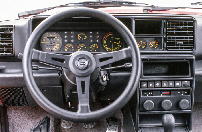 Instrumentation très riche pour la Delta Integrale, mais un peu fouillis. Mais l'ambiance rallye change tout !