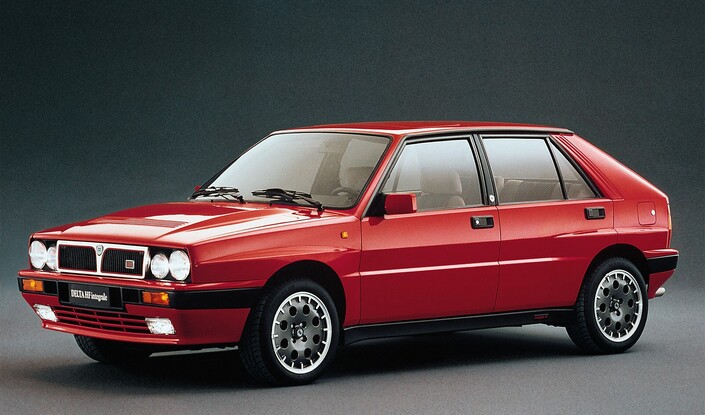 En mai 1989, la Lancia Delta Integrale connaît une belle évolution, passant à 200 ch et gagnant un ABS à 6 capteurs. Elle se reconnaît à son capot bombé, notamment.