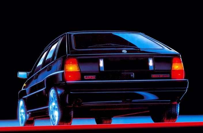 Peu de modifications à l'arrière de la Lancia Delta Integrale, dotée de deux sorties d'échappement.