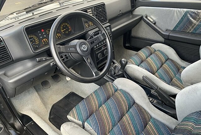 Les baquets, excellents, compense la position trop inclinée du volant dans la Delta Integrale.