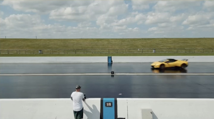 Le bouchon passe l’arrivée avant la Lamborghini.