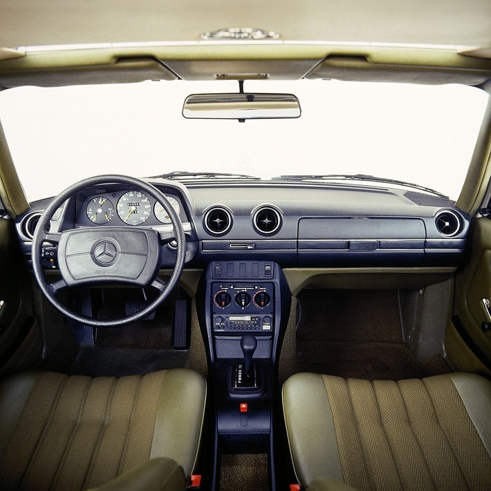 Dès 1982, la Mercedes W123 peut recevoir l'airbag conducteur en option. Unique dans sa catégorie !
