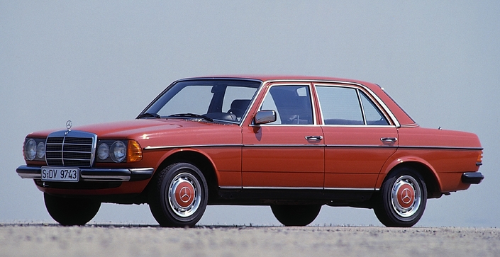 Janvier 1976, Mercedes présente la berline W123, discrètement sécuritaire, avec ses antibrouillards intégrés et sa structure à déformations programmée.