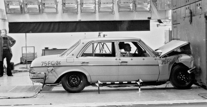 La W123 a été soigneusement étudiée pour protéger ses passagers en cas de choc. Ici, un crash-test fin 1975.
