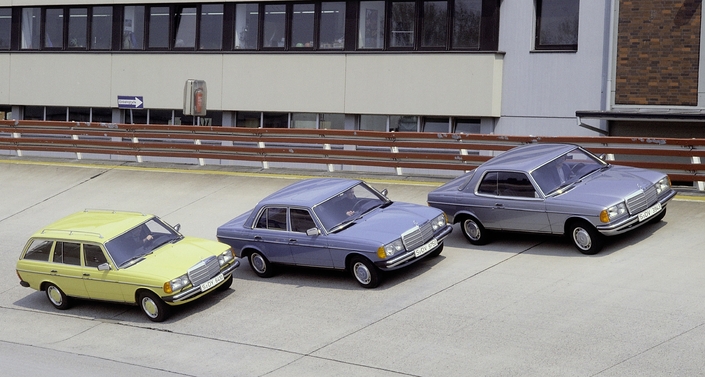 En 1977, le break et le coupé s'ajoutent à la gamme 123. Toutes les carrosseries auront plus tard droit à la motorisation turbo-diesel, mais pas forcément en Europe.