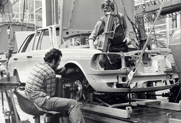 La Mercedes W123 est conçue et fabriquée selon les meilleurs standards, en fonction desquels on a établi un prix. A partir des années 90, Mercedes procèdera à l'inverse, partant du prix pour concevoir ses autos. La qualité s'en ressentira.