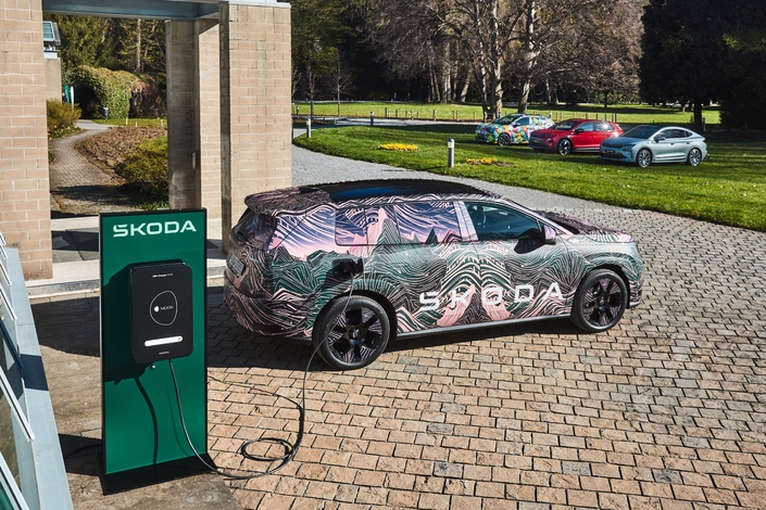 La puissance de recharge est de 11 kW au maximum en AC et 195 kW en DC, c’est la moyenne du marché.