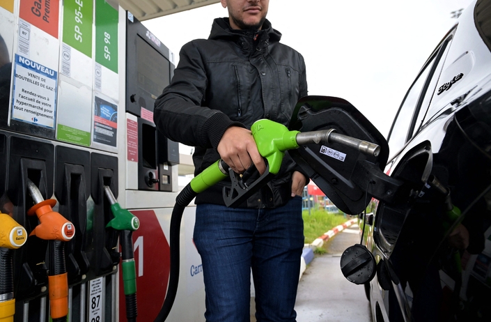 25 cts de baisse des prix à la pompe permettraient de financer 150 000 autos à travers le leasing social. Crédit photo : MaxPPP.