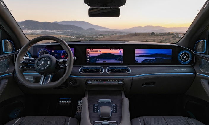 Quand on aime les écrans, la planche de bord impressionne. Pour le reste, les matériaux sont superbes, quoiqu’un peu quelconques sur les parties inférieures des portes.