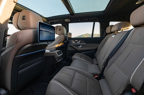Les passagers du deuxième rang profitent d’un espace royal, d’une banquette électrique et d’écran optionnel.