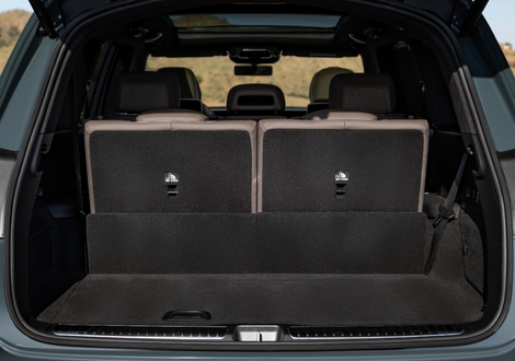 S’il reste petit pour des vacances avec les strapontins sortis, le coffre pourra à 6.