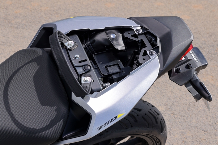 La Honda Hornet 750 embraye sur l’E-Clutch