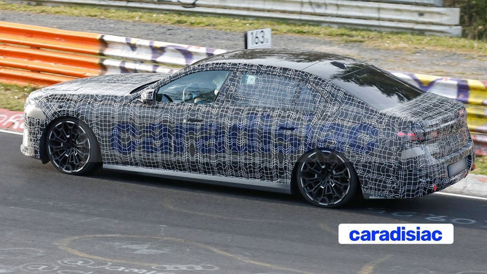 Les BMW Série 7 et BMW i7 restylées pourraient bénéficier d’amélioration de leur autonomie électrique. Ainsi les versions à motorisations hybrides rechargeables pourraient atteindre les 100 kilomètres d’autonomie contre 80 kilomètres actuellement. 