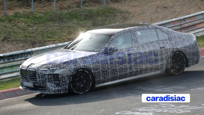 Vitesse maxi sur le circuit du Nürburgring où la grande berline BMW Série 7 restylée mène tambour battant ses derniers essais de mise au point. Cette version restylée sera l’une des stars du stand BMW au prochain Salon de l’auto à Beijing (Pékin).