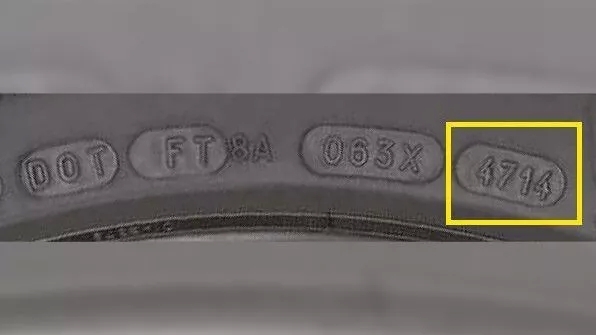 Le DOT se compose de quatre chiffres, les deux premiers indiquent la semaine, les deux derniers l'année. Ici, ce pneu a été fabriqué la 47e semaine de l'année 2014.