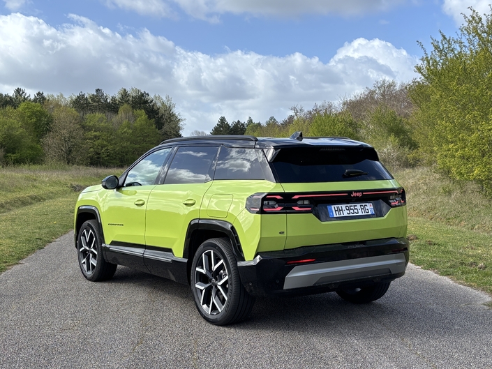 Basé sur la plateforme de Stellantis, le Jeep Compass se démarque par son design original.