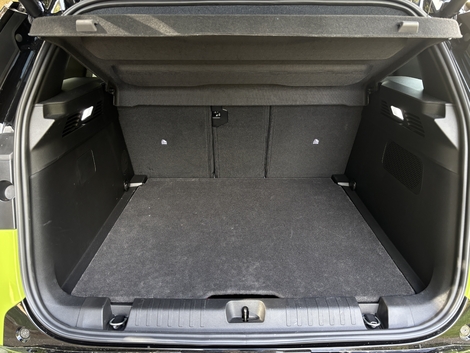 Le coffre atteint 550 litres avec un rangement sous plancher. Bon point pour la famille.