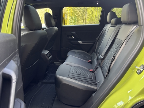 Les places arrière sont vastes à bord du Jeep Compass.
