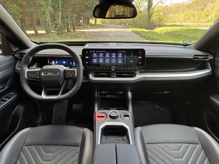 Malgré quelques plastiques durs, l’intérieur est bien fini et agréable à vivre. L’écran horizontal pourra gêner certains conducteurs par son étroitesse.