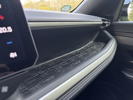 Vous trouverez également des rangements pratiques le long de la planche de bord.