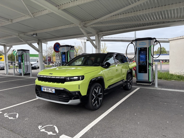 Avec une puissance de recharge maxi de 160 kW, le Compass se place dans la moyenne du marché. Nous avons patienté 40 minutes pour passer de 20 à 80 %. Un délai pénalisant pour les voyages sur autoroute.