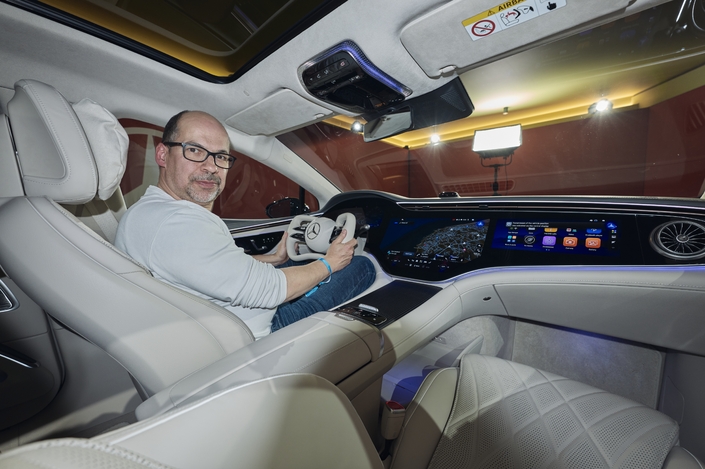 Pour le conducteur, l’EQS restylée signifie un volant inédit et une direction 100 % électrique.