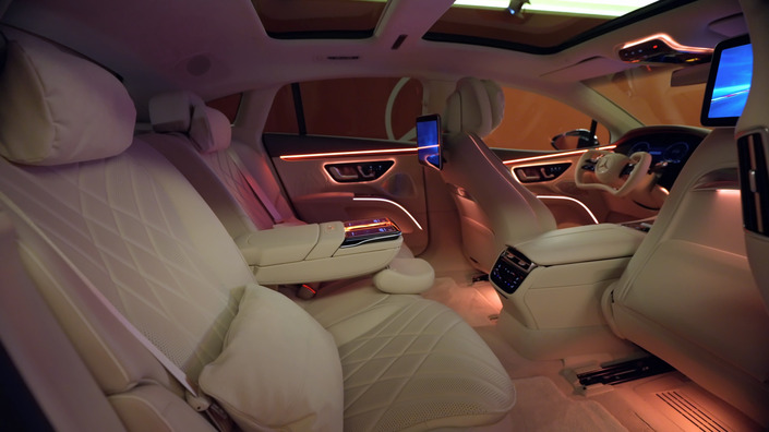 Comme dans toute voiture avec chauffeur qui se respecte, il est possible d’avancer le siège passager avant pour bénéficier d’une place arrière maximale.